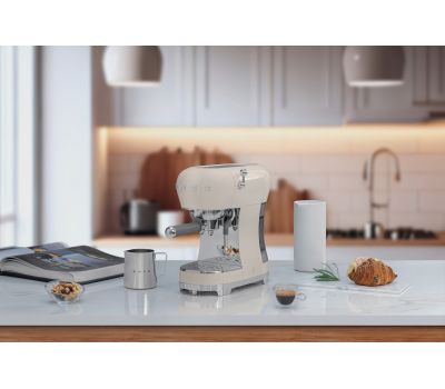 Кофемашина-эспрессо SMEG ECF02CREU  цвет кремовый